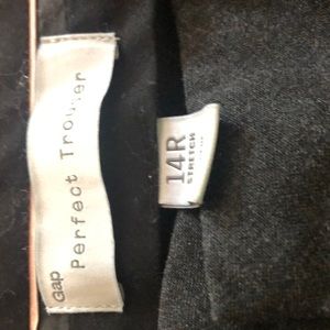 Gap Perfect Trouser. Zip front.Belt loops. Pockets. Excellent condition!